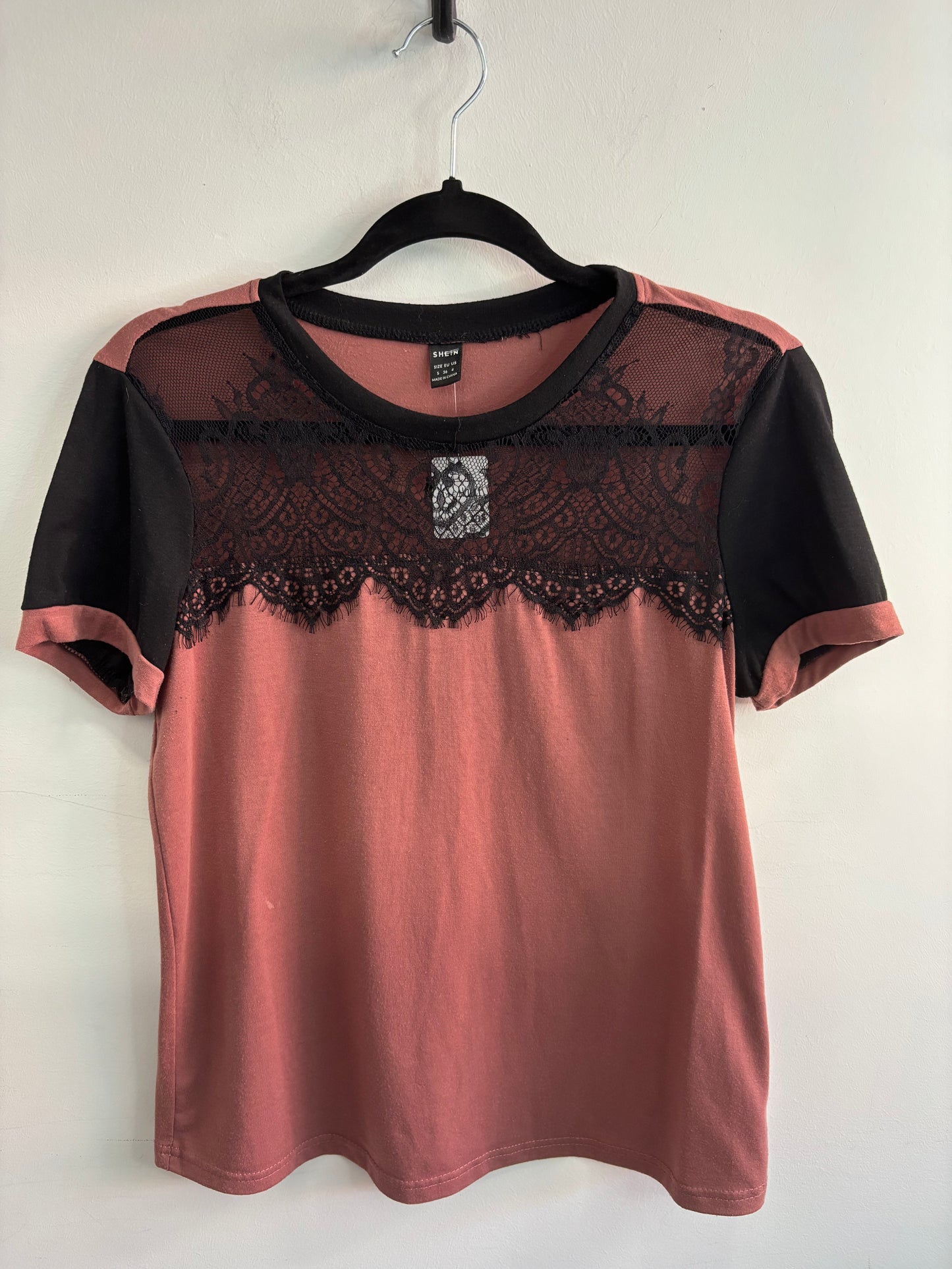 T-shirt rosé avec dentelle noir SHEIN - Grandeur: Small