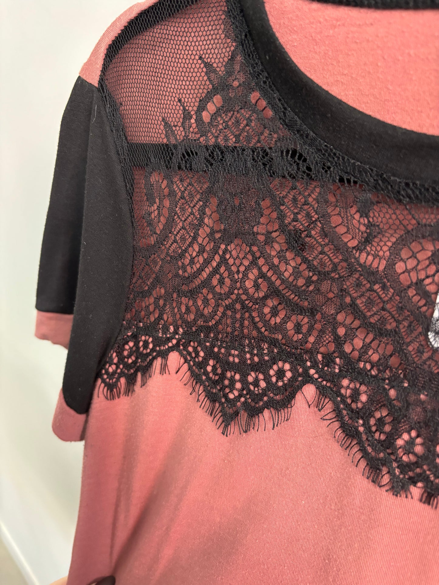 T-shirt rosé avec dentelle noir SHEIN - Grandeur: Small